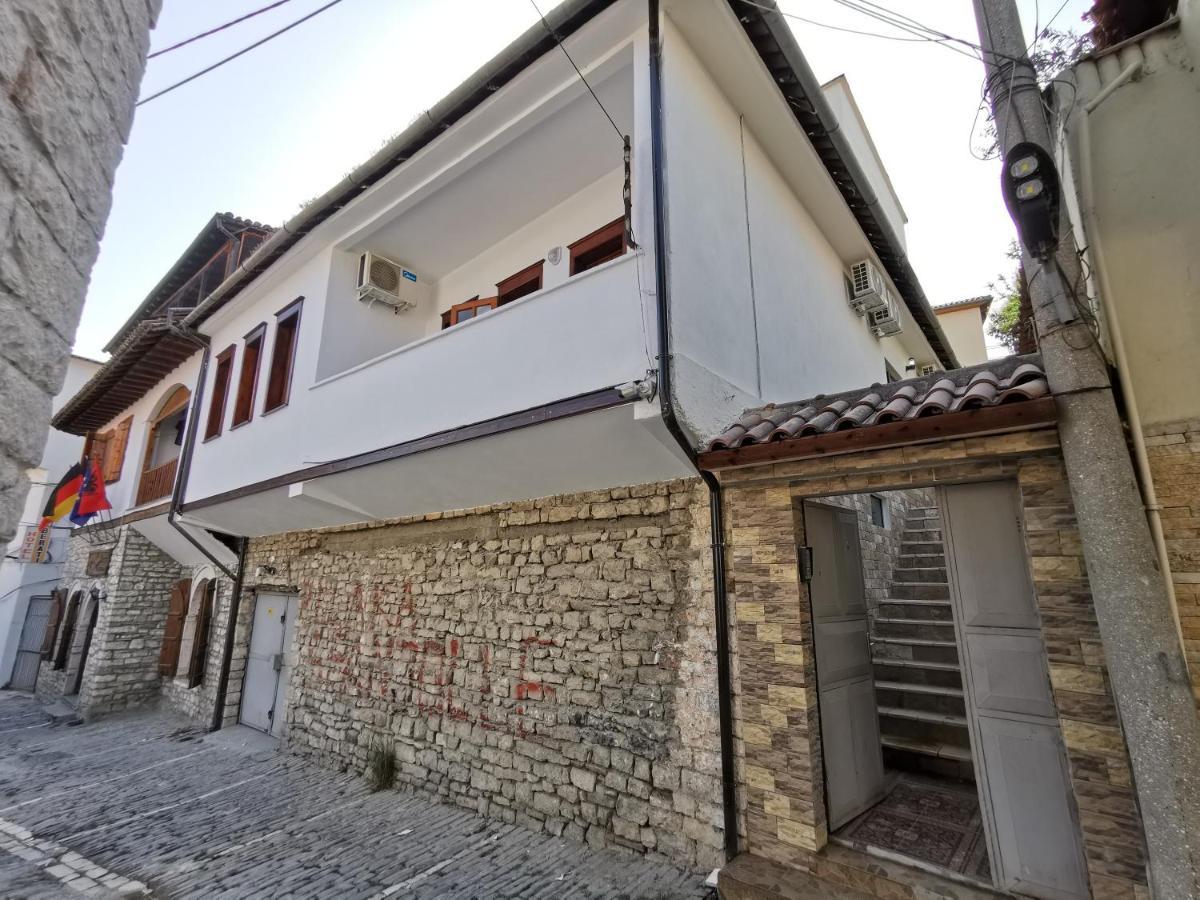 Bujtina Valgent Bed & Breakfast Berat Bagian luar foto