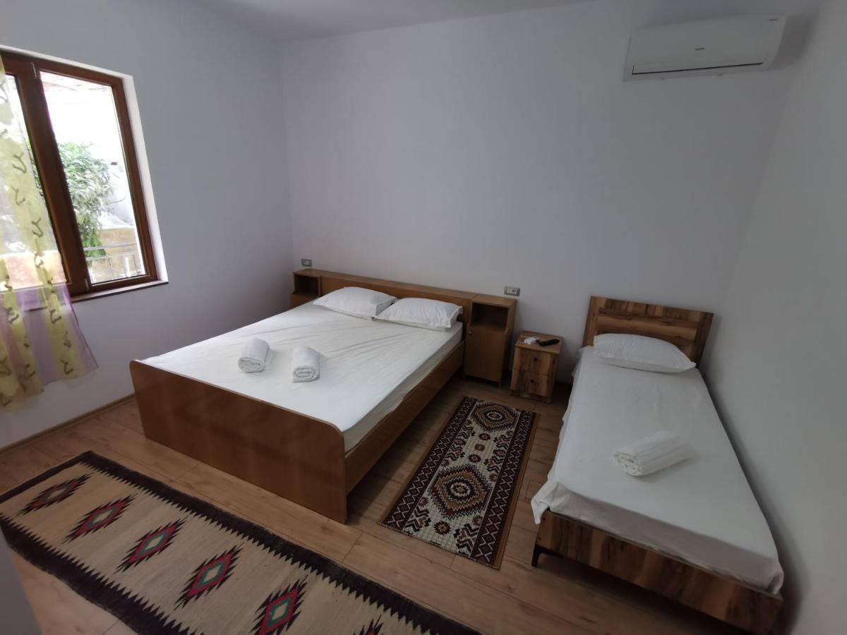 Bujtina Valgent Bed & Breakfast Berat Bagian luar foto