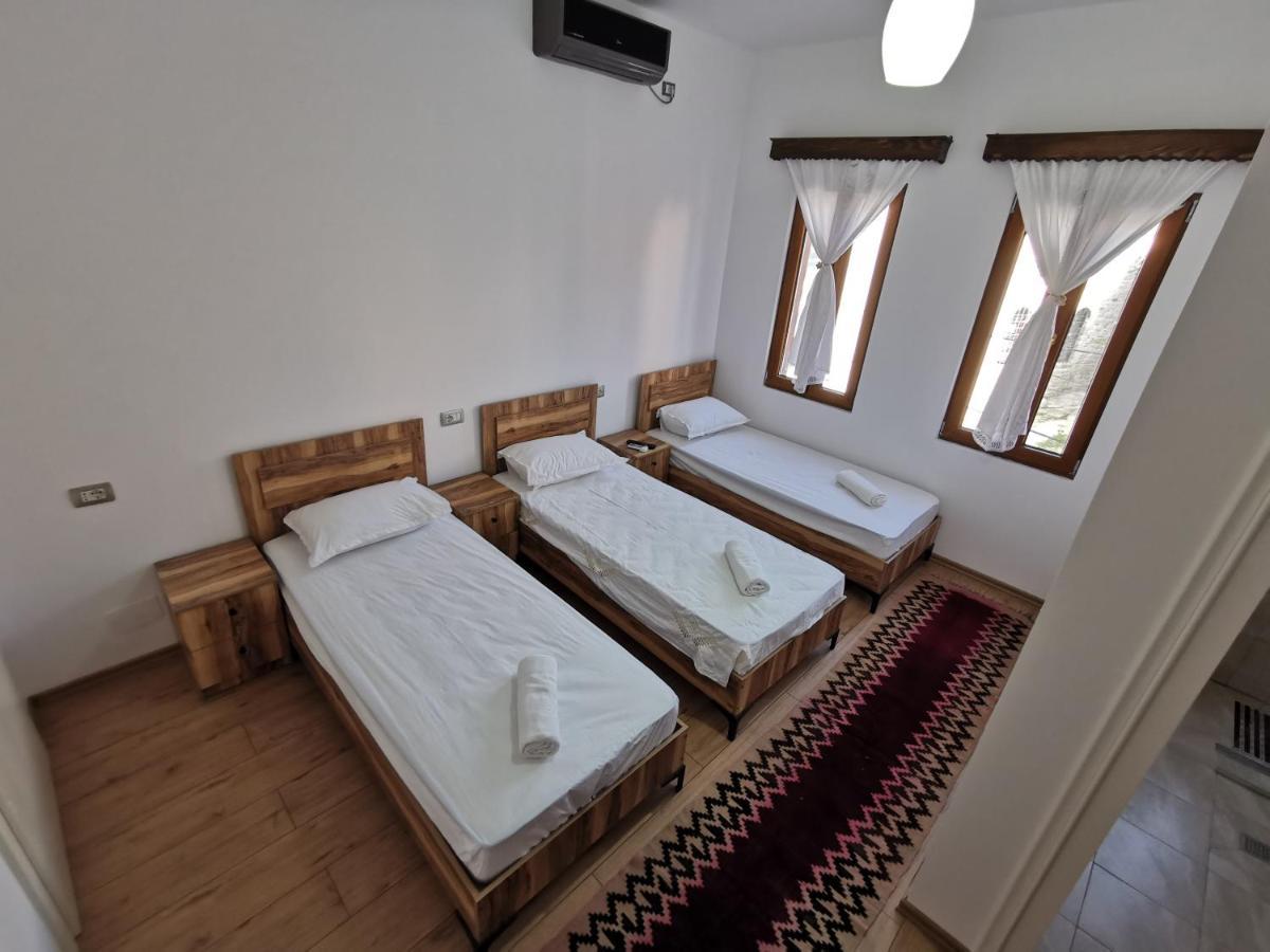 Bujtina Valgent Bed & Breakfast Berat Bagian luar foto